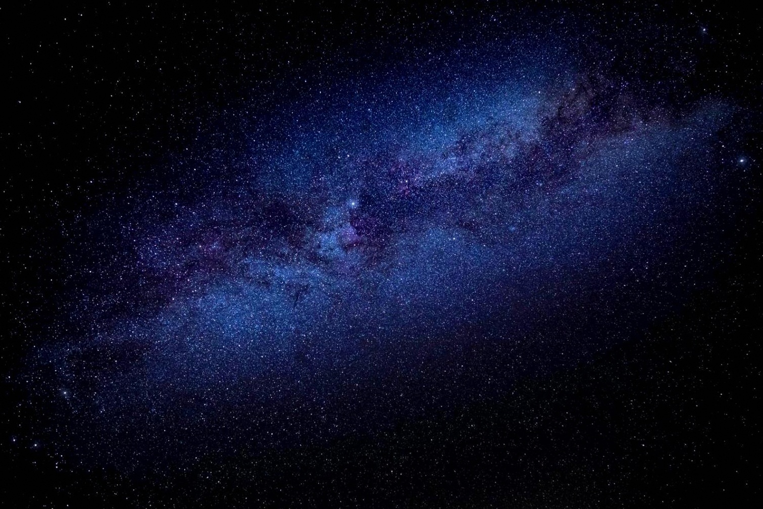 Nahaufnahme eines astrologischen Arbeitsbereichs mit Planetentabellen